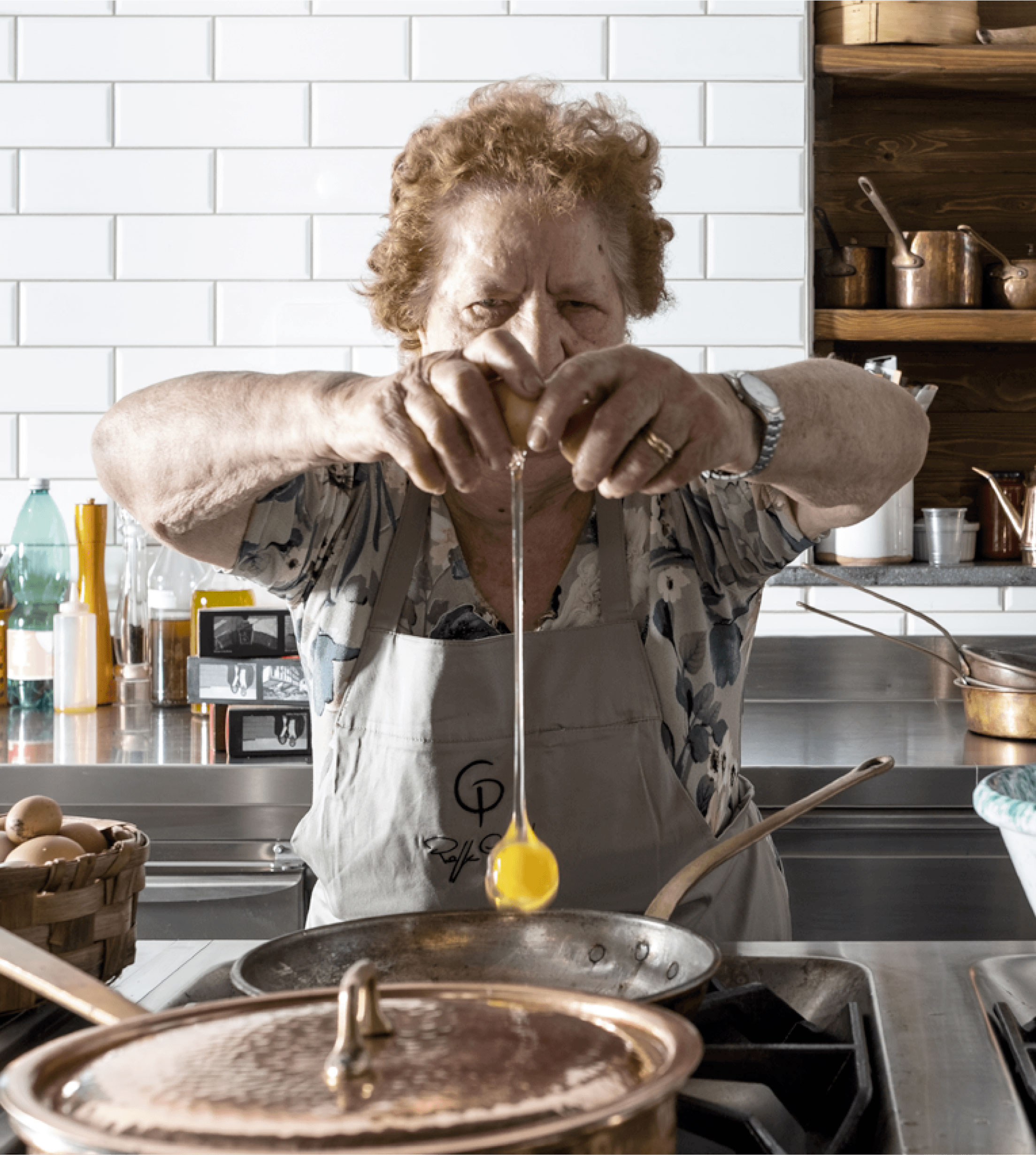 Nasco e cresco in una famiglia dove la cucina è parte della vita quotidiana. È tra i profumi di ragù e verdure dell’orto che si accende la sua passione. A cucinare è la mia mamma, Rosa, che ogni giorno sfamava una famiglia numerosa con pochi ingredienti e tanto cuore.