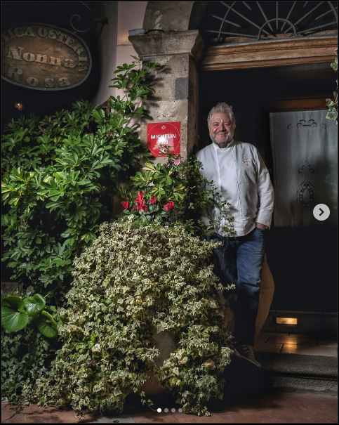 Nel 2007 arriva la stella Michelin. Ma non cambio direzione: la mia cucina resta semplice, senza effetti speciali, costruita con amore, ortaggi di stagione e pasta fatta in casa. È un riconoscimento che consacra un modo di fare cucina profondo e personale.