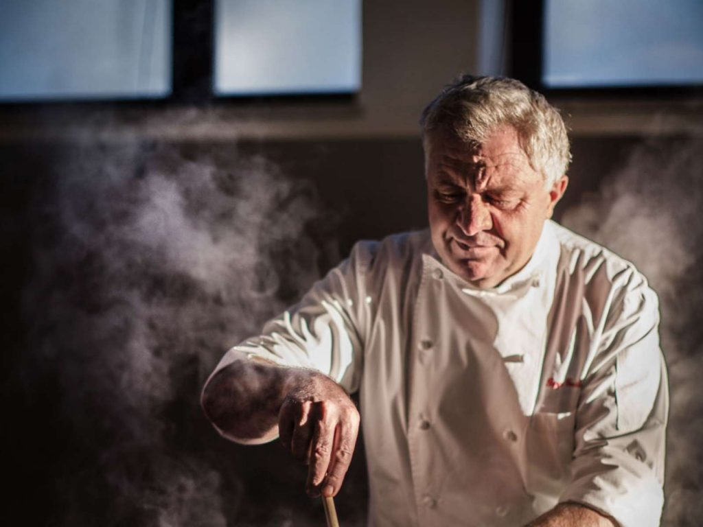 Negli anni '80 inizio a lavorare come cuoco sulle navi da crociera. Lì, tra cucine immense e ingredienti da tutto il mondo, apprendo la disciplina, il ritmo e l'importanza del rispetto per la materia prima. Ma il cuore resta legato ai miei sapori di casa.